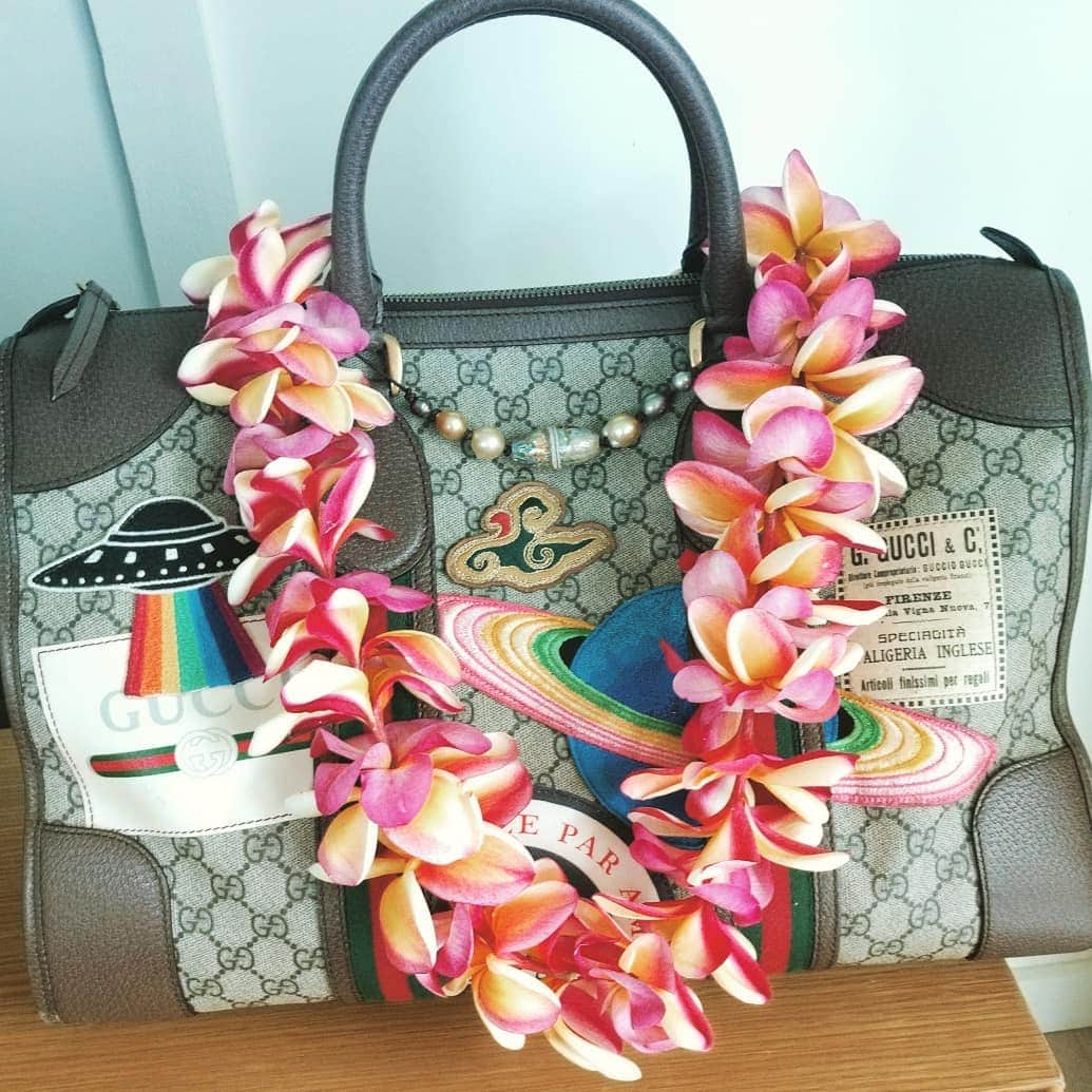 キャサリン ミッシェルさんのインスタグラム写真 - (キャサリン ミッシェルInstagram)「Aloha Friday with a plumeria Lei from auntie Maile, a bag with rainbows and some South Sea pearls for good measure. Just have to remember where I parked my unicorn and off I go. #onward #onwardandupward #upupup #lei #beauty #believe #pearls #Gucci  #rainbow #believeinmagic #unique #unicorn #friday #alohaspirit #letitbe #newproject」4月13日 2時40分 - catherinemichiels