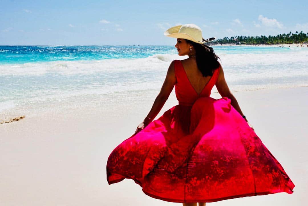 ナタリア・ギマランエスさんのインスタグラム写真 - (ナタリア・ギマランエスInstagram)「A pessoa nem precisa de levar o guarda-sol pra praia, pois ela é o próprio! 😂🌴 Dress @alphorria #hardrockpuntacana #hardrockcafe #puntacana #caribe」4月13日 2時51分 - nataliagoficial