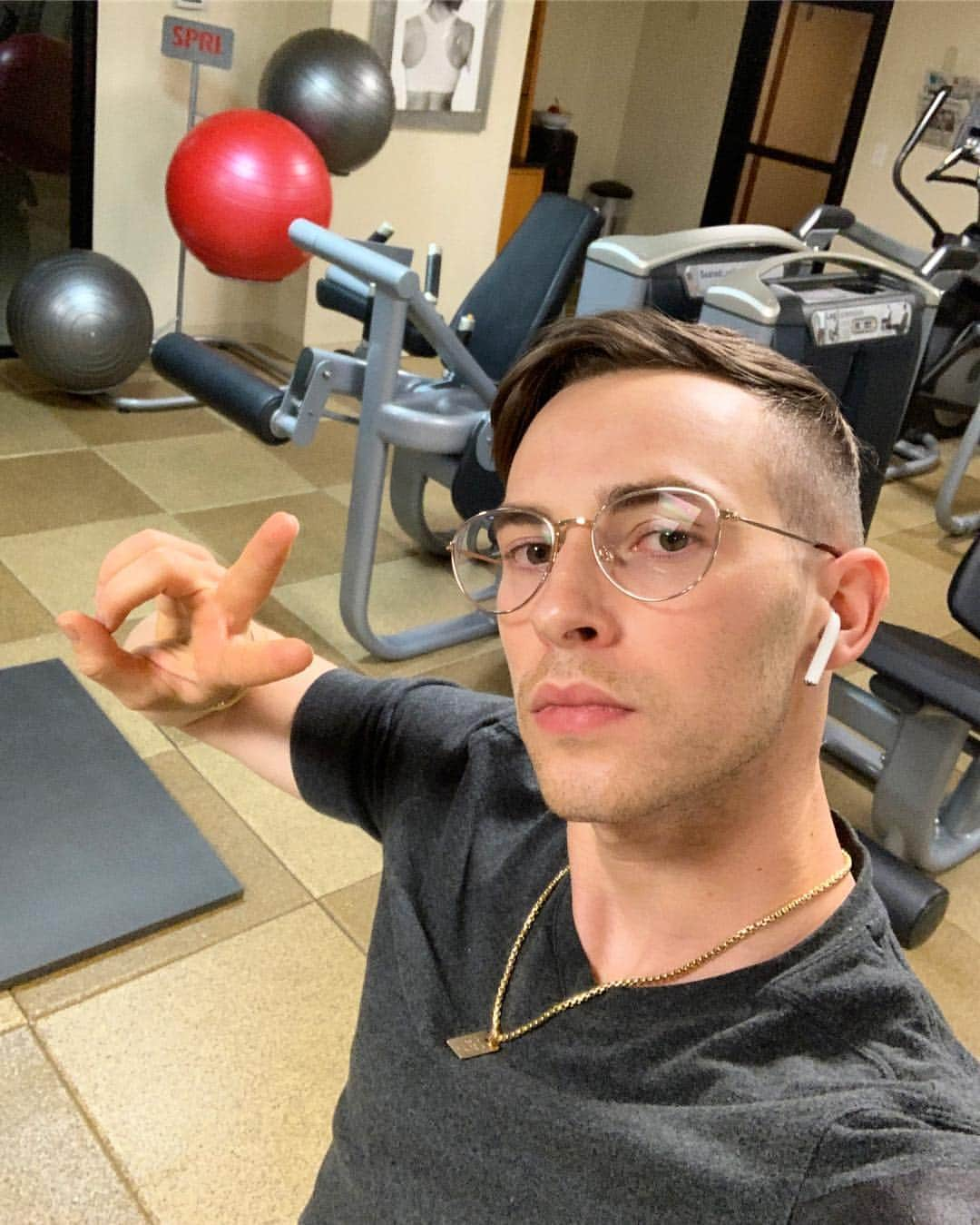 アダム・リッポンさんのインスタグラム写真 - (アダム・リッポンInstagram)「Not really working out but did think about it 🏋️」4月13日 2時48分 - adaripp