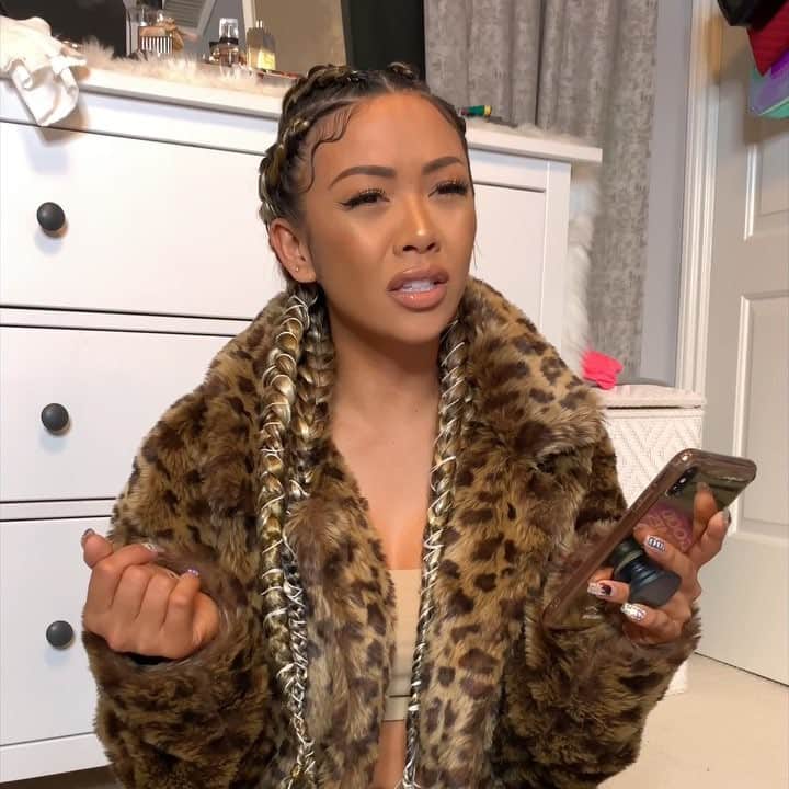 リアン Vのインスタグラム：「Packing for Coachella be like... 🧳🌵 with @bobbynewberry @itsdonbenjamin 😂 (Tag 3 friends!)」
