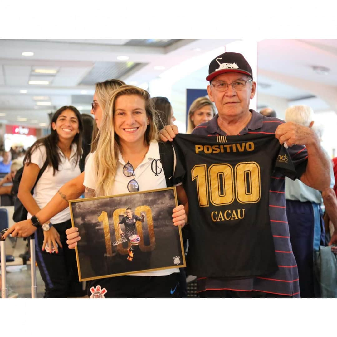 コリンチャンスさんのインスタグラム写真 - (コリンチャンスInstagram)「QUE RECEPÇÃO!⠀ ⠀ Depois da vitória de ontem no Recife, pela quarta rodada do Campeonato Brasileiro, as meninas do Timão retornaram à São Paulo com uma surpresa para a atacante @cacaufernandes13, que completou 100 jogos com a camisa alvinegra. Uma homenagem foi feita pelas colegas de equipe e pela família da jogadora, no aeroporto. Valeu, Cacau!⠀ ⠀ 📷 Bruno Teixeira ⠀ ⠀ #RespeitaAsMinas」4月13日 3時00分 - corinthians