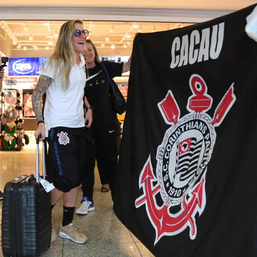 コリンチャンスさんのインスタグラム写真 - (コリンチャンスInstagram)「QUE RECEPÇÃO!⠀ ⠀ Depois da vitória de ontem no Recife, pela quarta rodada do Campeonato Brasileiro, as meninas do Timão retornaram à São Paulo com uma surpresa para a atacante @cacaufernandes13, que completou 100 jogos com a camisa alvinegra. Uma homenagem foi feita pelas colegas de equipe e pela família da jogadora, no aeroporto. Valeu, Cacau!⠀ ⠀ 📷 Bruno Teixeira ⠀ ⠀ #RespeitaAsMinas」4月13日 3時00分 - corinthians