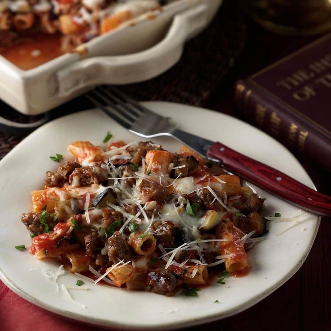 ジョンソンヴィルのインスタグラム：「See how #Johnsonville does comfort food! This delicious baked ziti dish is jammed with flavor and beautiful ingredients. Johnsonville #Italian #Sausage, eggplant, plum tomatoes, olives, basil, onions, and garlic combine to create a symphony of flavors. Recipe & product info at link in bio.  P.S. 🔖 this bad boy for the #Easter menu. Guests will thank you.」