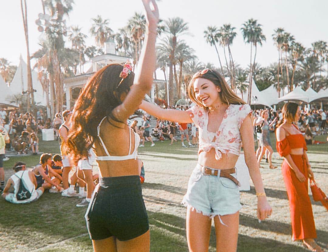 Meredith Fosterさんのインスタグラム写真 - (Meredith FosterInstagram)「Pretending I’m at Coachella with the wife while I’m sitting on my couch editing a video & eating cereal out of the box」4月13日 2時54分 - meredithfoster