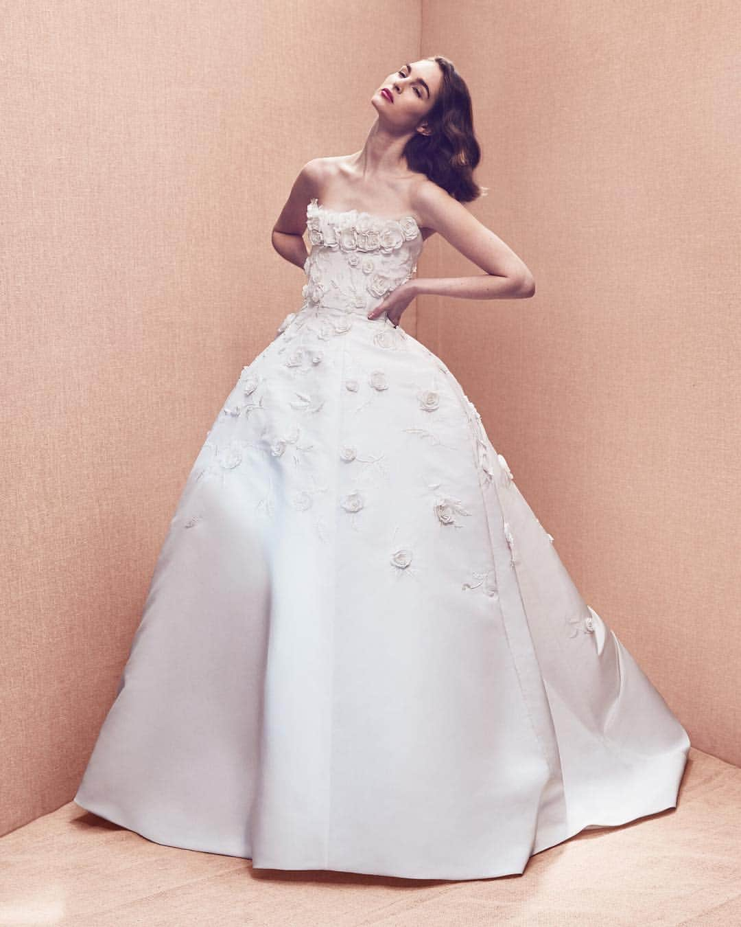 オスカーデラレンタさんのインスタグラム写真 - (オスカーデラレンタInstagram)「Introducing the #odlrbridal Spring 2020 collection. Say yes to our silk faille ballgown featuring appliqué petals cascading from the bodice.」4月13日 2時55分 - oscardelarenta