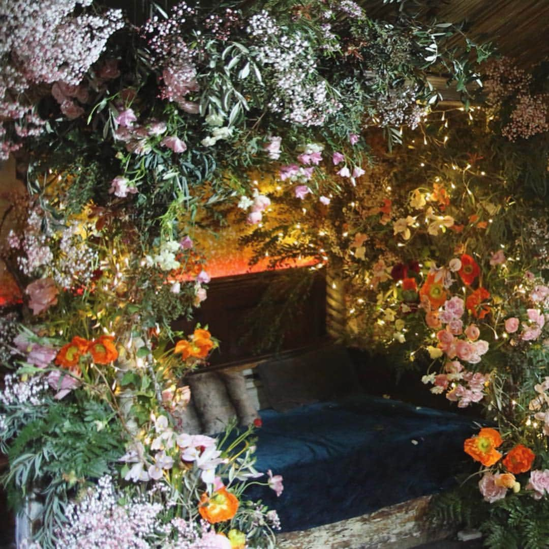 リリー・ジェームズさんのインスタグラム写真 - (リリー・ジェームズInstagram)「Flowers flowers flowers.  @flowerandpress thank you for creating a magical forest for me. It was a sensation!」4月13日 3時09分 - lilyjamesofficial