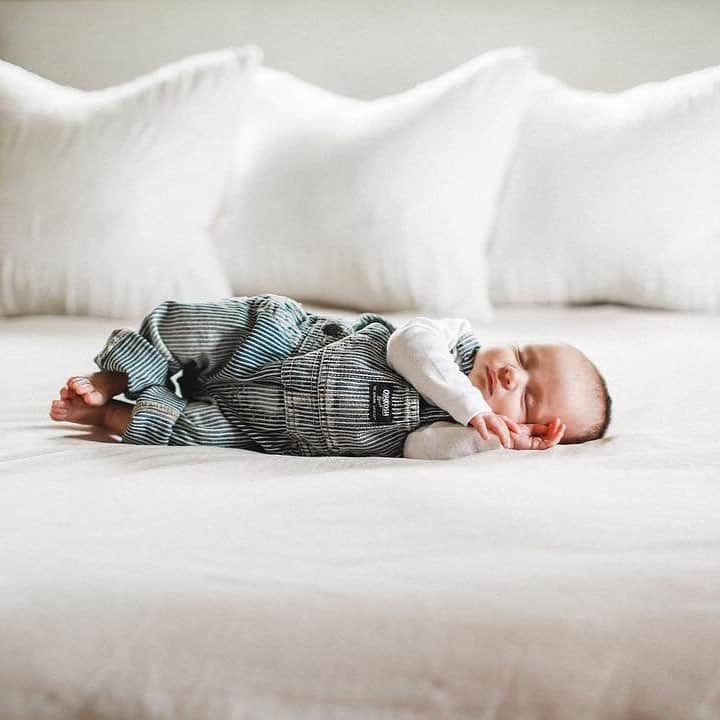 のインスタグラム：「We hope your weekend is as cozy as this! #sleepallday #oshkoshkids #friyay 📷: @carleyjosouza」