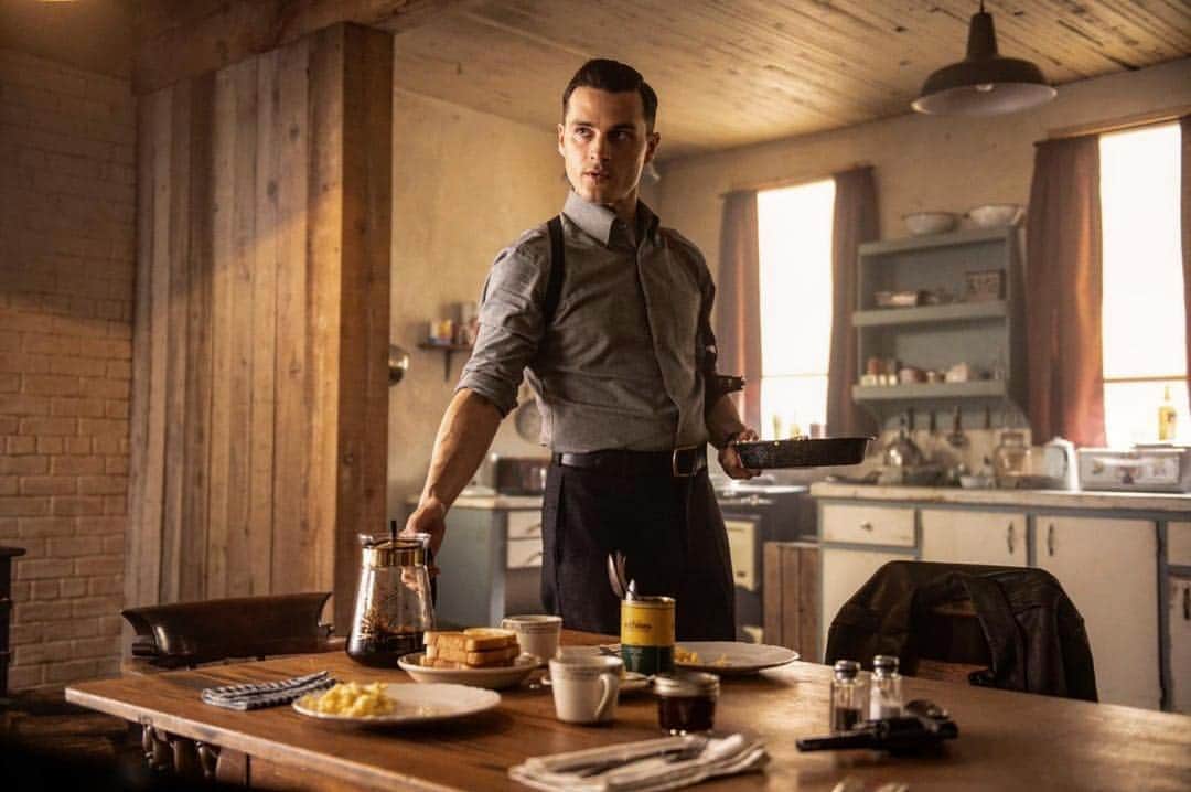 マイケル・マラーキーのインスタグラム：「#Repost @historybluebook ・・・ Want to do this the easy way or the hard way? And I'm not talking about the eggs.」