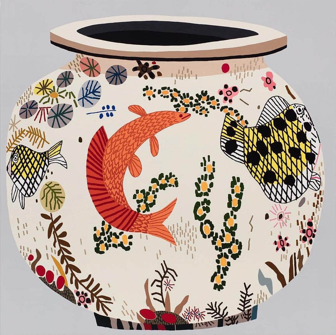 のインスタグラム：「#JonasWood: Gagosian, West 24th Street, New York, is pleased to present new paintings and works on paper by Jonas Wood.  Wood’s technical mastery of patterning and compositional structure is particularly evident in his depictions of pots and ceramic vessels, which, devoid of depth and shading, sit in stark contrast to gray tonal backgrounds. Turned into planar spaces for imagery, each pot becomes a painting within a painting. Learn more via the link in our bio! __________ #Gagosian @jonasbrwood Jonas Wood, "M.S.F. Fish Pot #7," 2016, oil and acrylic on canvas, 72 × 72 inches (182.9 × 182.9 cm) © Jonas Wood. Photo: Brian Forrest」