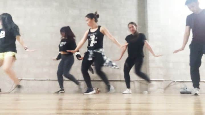 ベアトリサ・リャンのインスタグラム：「Haven't taken class in forever so I'm pretty rusty but glad I had the opportunity to go last night. Thanks @laydeeliz for the fun time! 💃🏻: @natsuhime87 @smilex3hehe 🎶: @wherearetheavocados "Bad Guy"  Choreo: @laydeeliz  #hiphop #jazzfunk #BillieEilish #badguy #dance #dancelife」