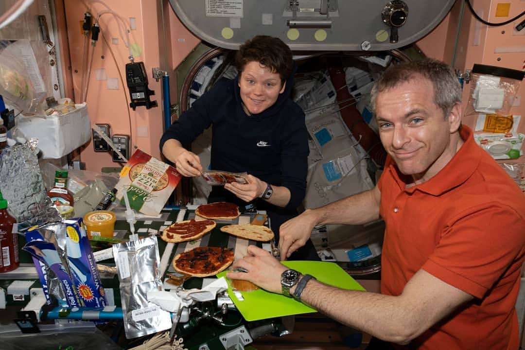 国際宇宙ステーションさんのインスタグラム写真 - (国際宇宙ステーションInstagram)「It's pizza night aboard the station! The Expedition 59 crew makes personal-size pizzas with all the toppings and fixings you would find in an ordinary kitchen on Earth.  #nasa #csa #astronaut #pizza #night #food #kitchen #international #space #station #cooking」4月13日 3時16分 - iss