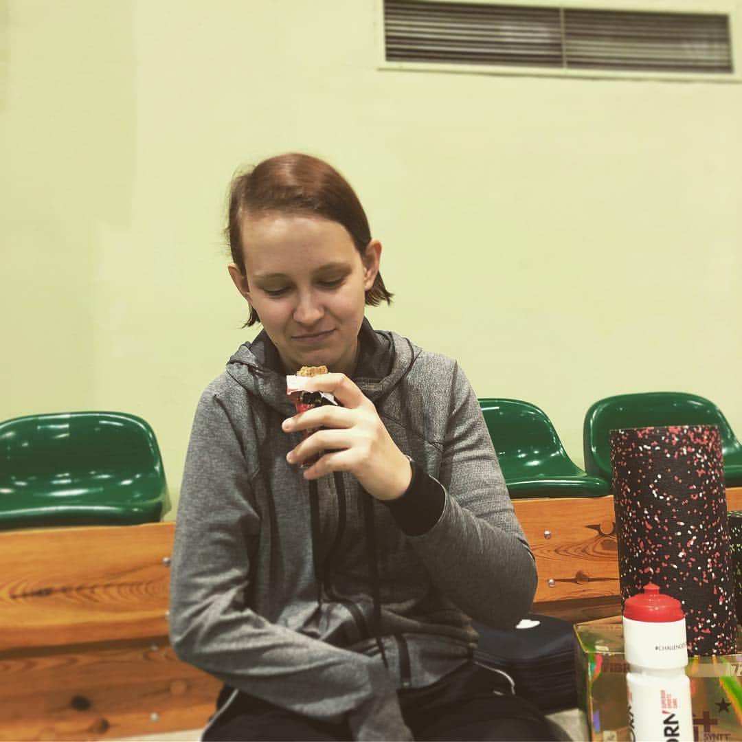 Karolina pekのインスタグラム：「Batonik karmelowy od @ifeelborn_pl pomiędzy treningami 👌🏼💪🏼 #feelborn #borntopushlimits #tabletennis #krakow」