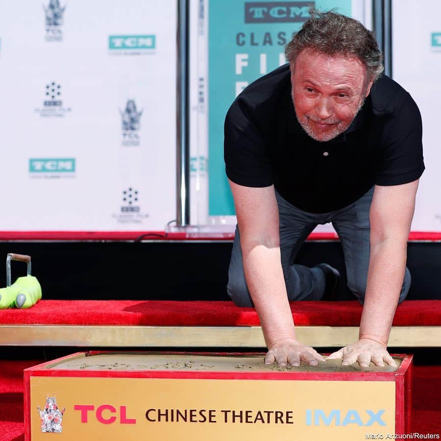 ABC Newsさんのインスタグラム写真 - (ABC NewsInstagram)「Actor Billy Crystal places his hand and footprints into cement at the TCL Chinese Theatre in Hollywood. #movies #billycrystal #hollywood #chinesetheater」4月13日 3時27分 - abcnews
