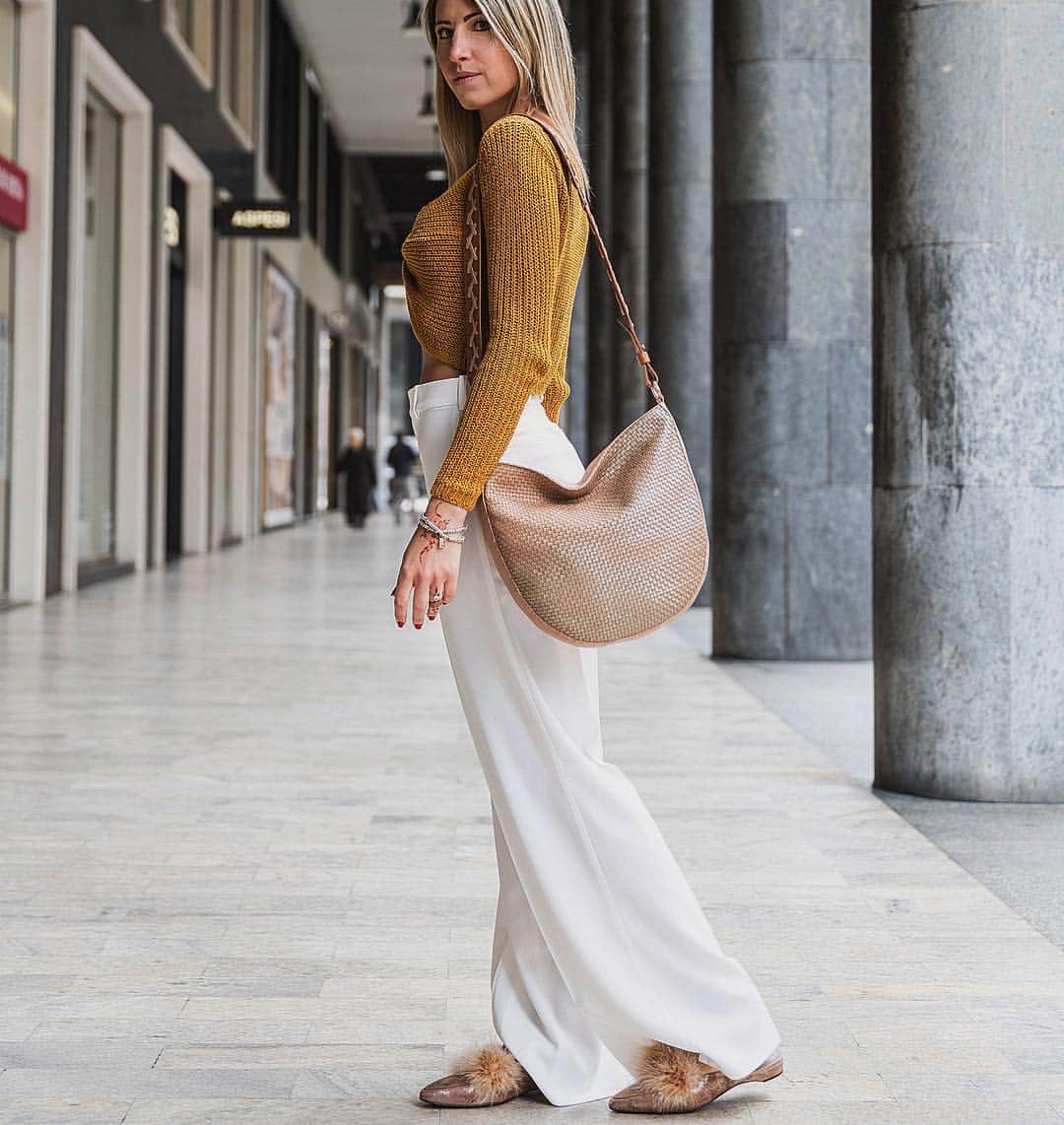 エンリーベグリンのインスタグラム：「The difference between style and fashion is our quality. #henrybeguelin#bag#mules#handmade#vegetaltannedleather#nude#colr#luxury#casual#」