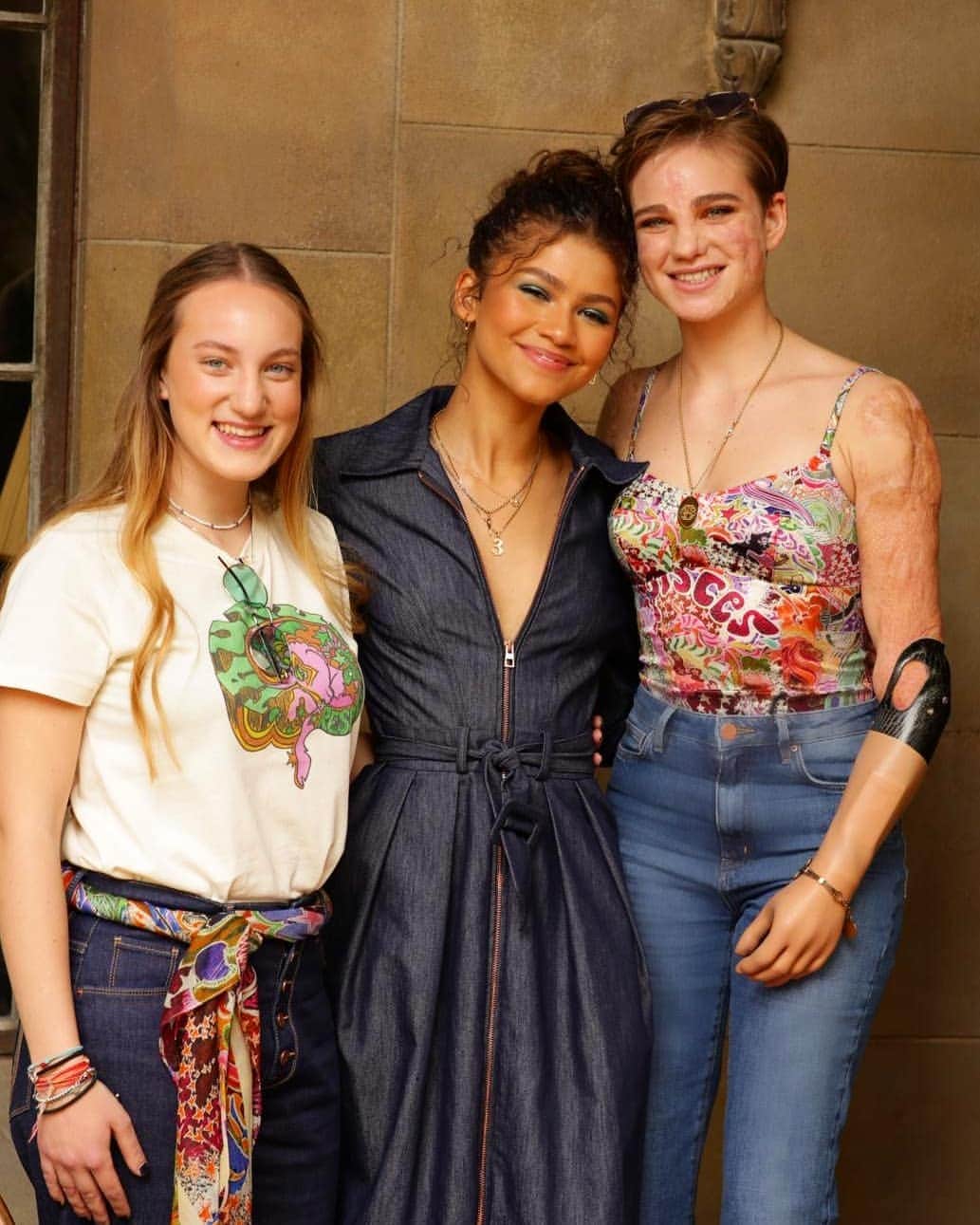 ベアトリーチェ・ヴィオのインスタグラム：「Brunch californiano in compagnia di @zendaya per caricarci a molla per il @coachella 🥞🥓🍹🔋 Adrenalina a bomba!!! 🤩 @tommyhilfiger . PH. @lukeaustinphoto . .  #TommyHilfiger #Coachella #Coachella2019 #CoachellaOutfit  #BeverlyHills」