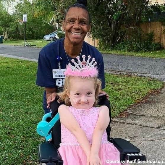 ABC Newsさんのインスタグラム写真 - (ABC NewsInstagram)「Bus driver surprises student with decorated school bus in honor of her birthday: "She has the most beautiful smile and it inspired me to do something for her." #inspiring #birthday #sweet」4月13日 3時36分 - abcnews