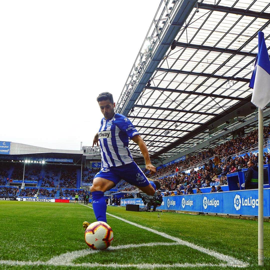LFPさんのインスタグラム写真 - (LFPInstagram)「Don’t sleep on @jonrodri23’s legs! 👀💪🏾 • #Jony #Alaves #Legs #LaLiga #LaLigaSantander」4月13日 3時43分 - laliga
