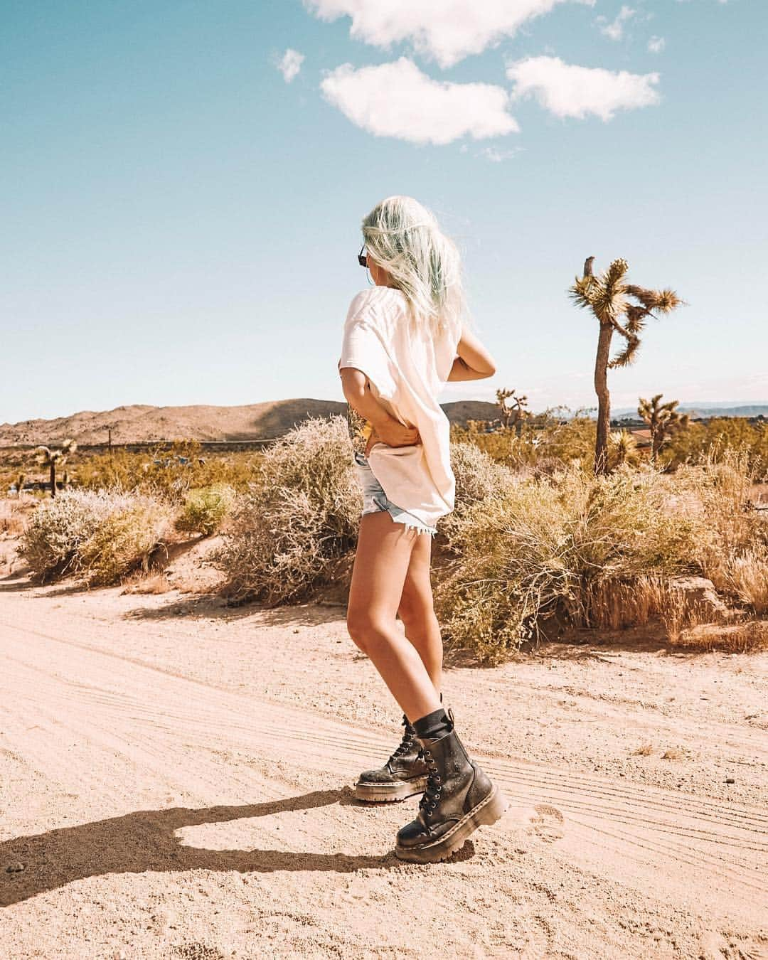 ロッティー・トムリンソンさんのインスタグラム写真 - (ロッティー・トムリンソンInstagram)「deep in the desert 🌵 wearing @madeworn @grlfrnd_denim」4月13日 3時37分 - lottietomlinson