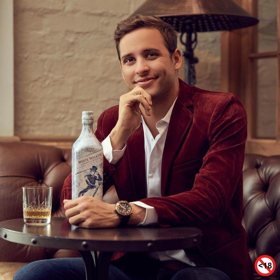 チャド・ルクロさんのインスタグラム写真 - (チャド・ルクロInstagram)「#ad | Celebrating with my family & friends tonight with the new #jwwhitewalker for my birthday today @johnniewalkersa #keepwalkingsouthafrica」4月13日 3時52分 - chadleclos92