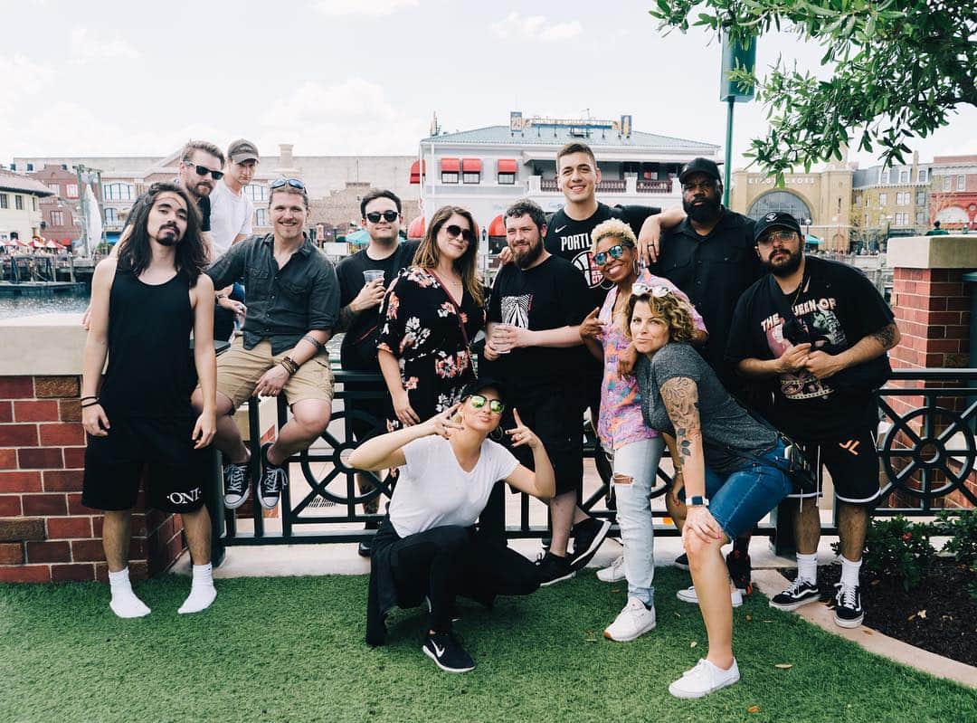 トーライ・ケリーのインスタグラム：「the #AcousticSessions tour squad (plus mom & minus @davidkleintm)💕⚡️ thx @universalorlando for the good times!  only 1 show left!! this has been such an amazing tour. i love this crew so much💖💖💖💖 see you tomorrow NEW ORLEANS!」