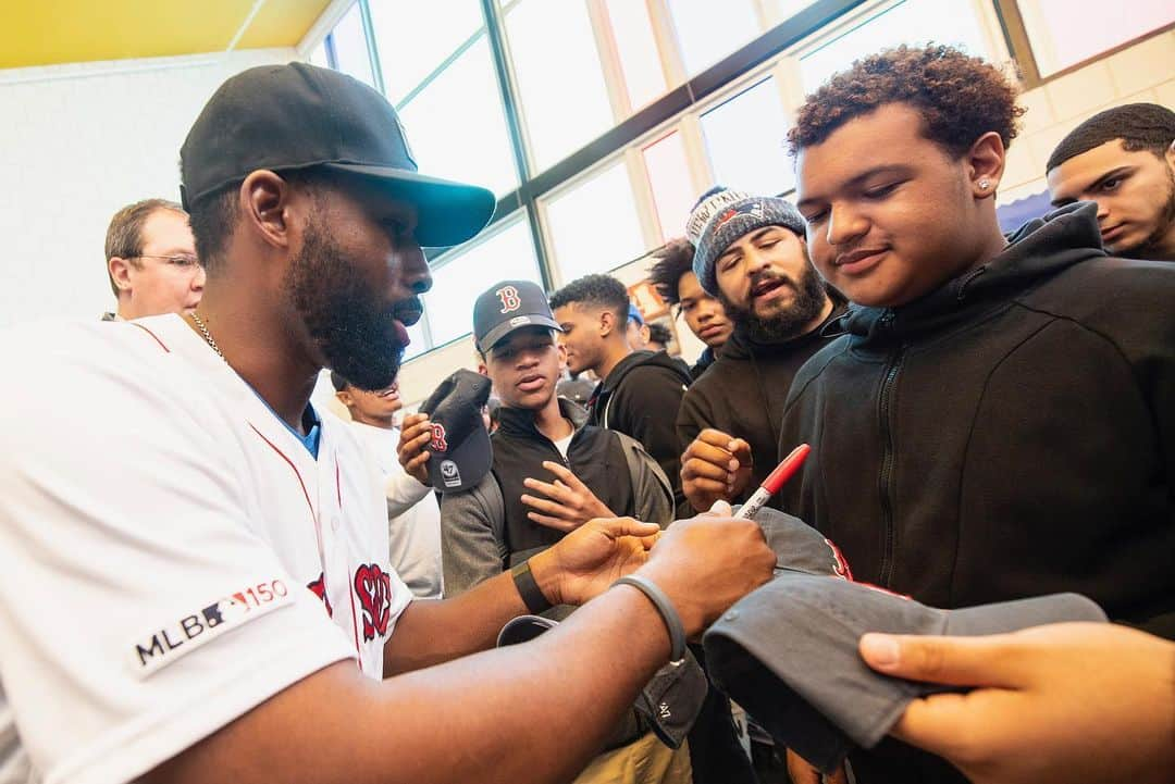 ボストン・レッドソックスさんのインスタグラム写真 - (ボストン・レッドソックスInstagram)「JBJ made some friends at Charlestown High School before heading to the field!」4月13日 3時50分 - redsox