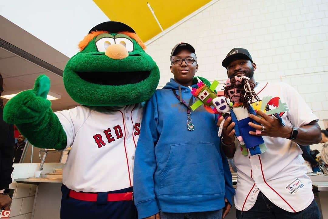 ボストン・レッドソックスさんのインスタグラム写真 - (ボストン・レッドソックスInstagram)「JBJ made some friends at Charlestown High School before heading to the field!」4月13日 3時50分 - redsox