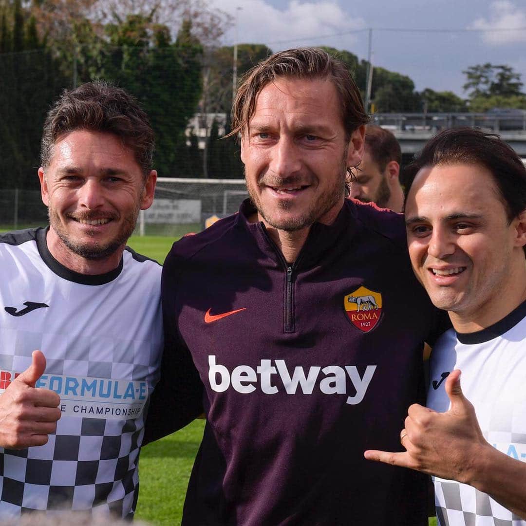 ASローマさんのインスタグラム写真 - (ASローマInstagram)「😍 What a trio! 🏎👑 Fisichella, Totti and Massa 🙌 #ASRoma ✖️ @fiaformulae」4月13日 4時01分 - officialasroma