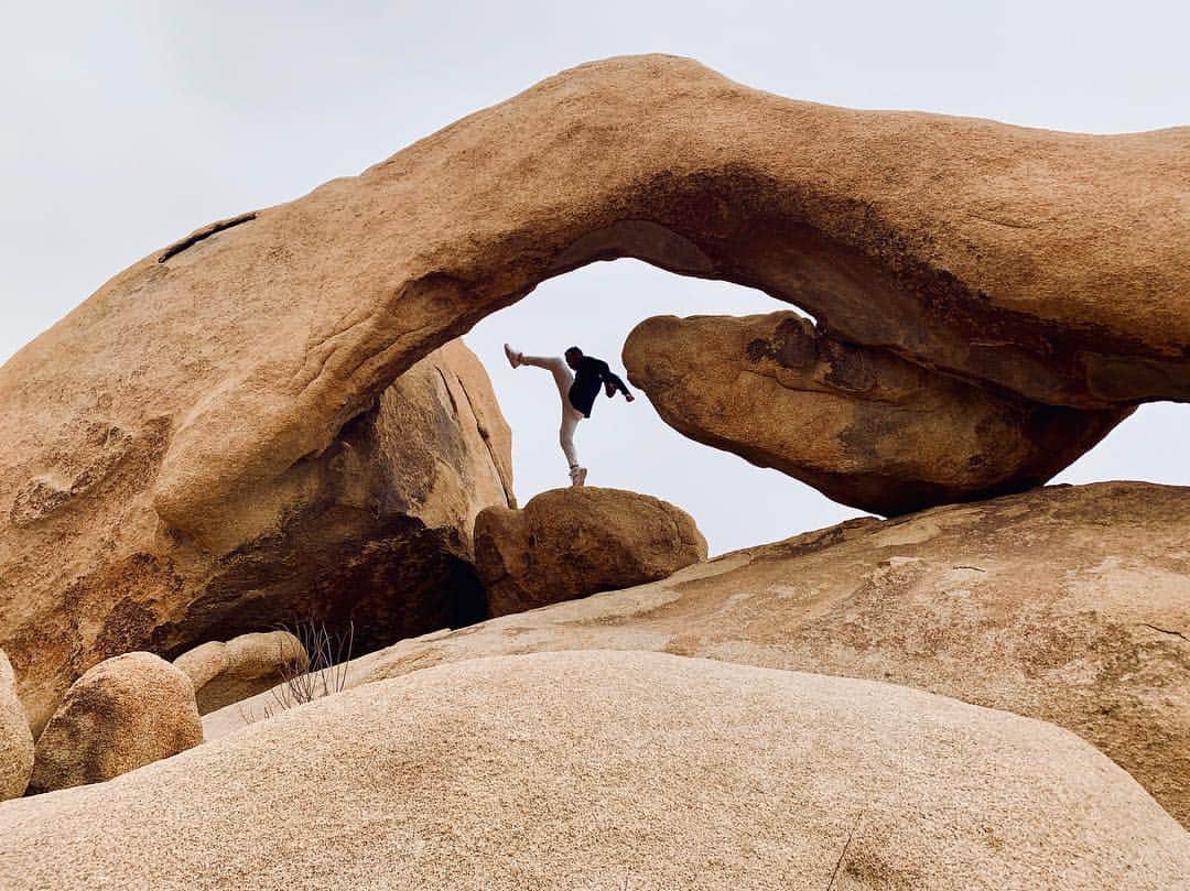 Lil Buckのインスタグラム：「Joshua Tree #hiking #ArchRock #MAI #Loveheals」
