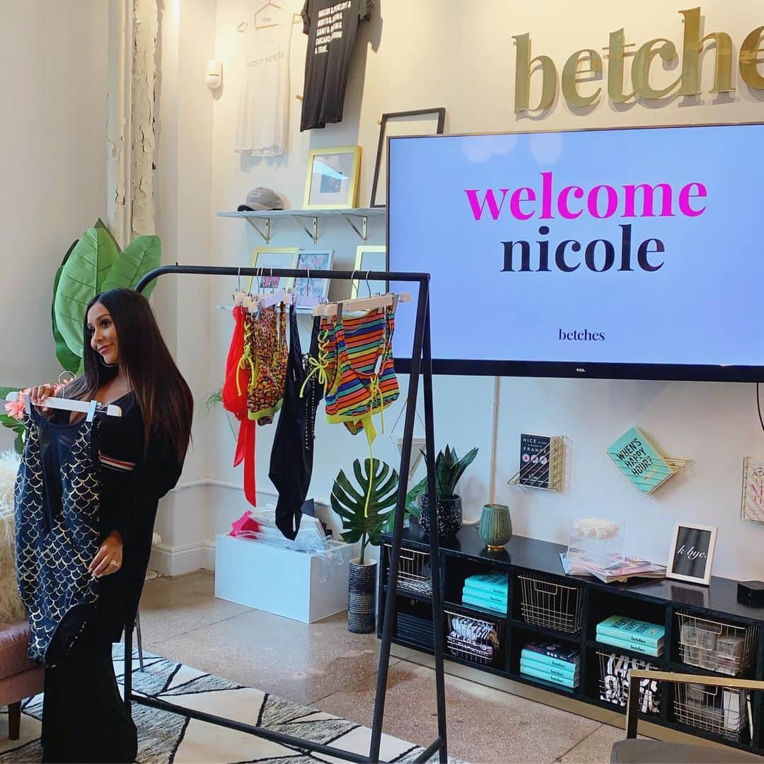 ニコール・ ポリッツィのインスタグラム：「My favorite office I’ve ever been to. @betches #SNOOKINI @thesnookishop」