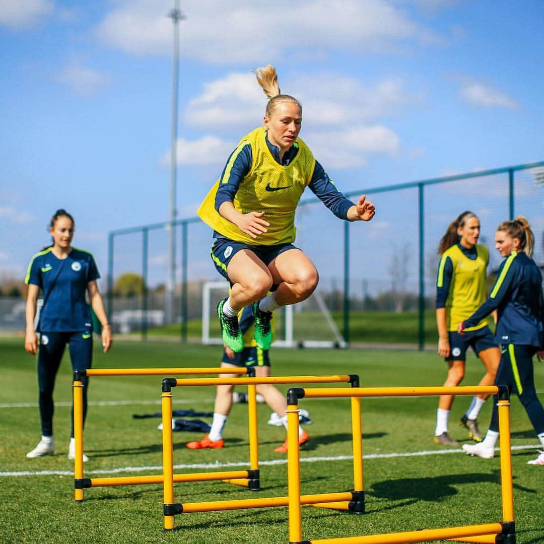 マンチェスター・シティFCさんのインスタグラム写真 - (マンチェスター・シティFCInstagram)「Leaping into #fawomenscup Semi Final weekend like 💪 #mancity」4月13日 3時55分 - mancity