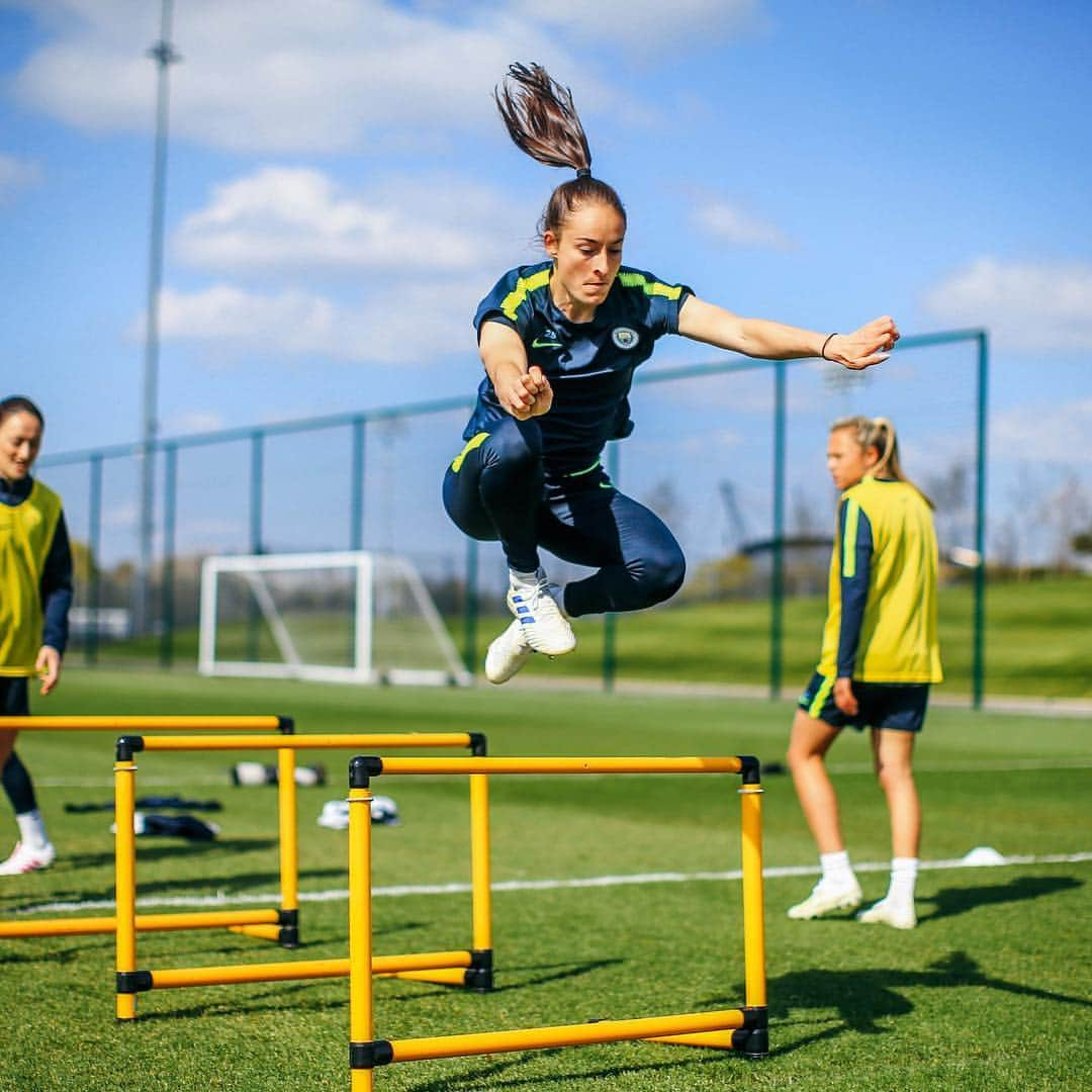 マンチェスター・シティFCさんのインスタグラム写真 - (マンチェスター・シティFCInstagram)「Leaping into #fawomenscup Semi Final weekend like 💪 #mancity」4月13日 3時55分 - mancity