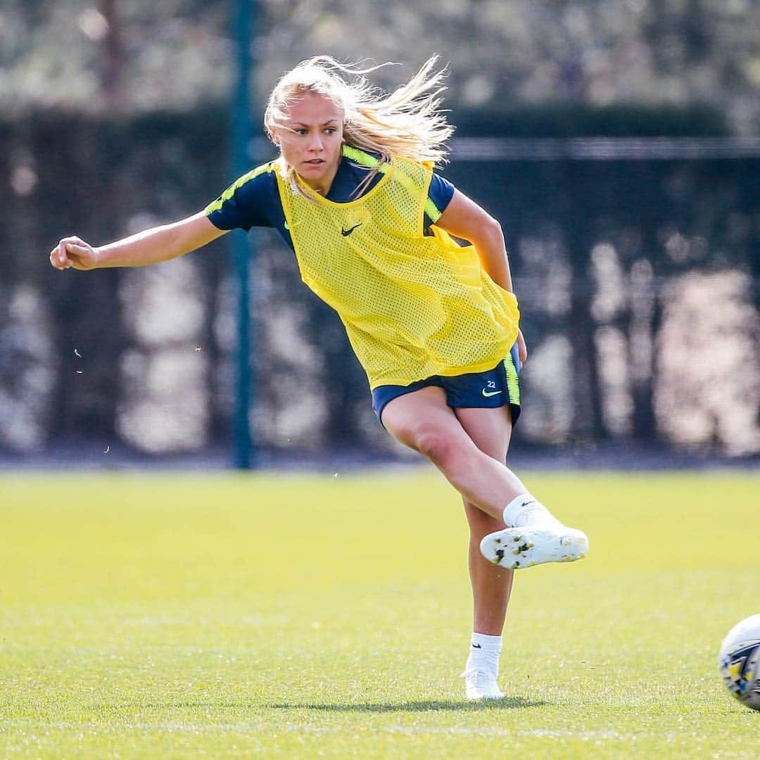 マンチェスター・シティFCさんのインスタグラム写真 - (マンチェスター・シティFCInstagram)「Leaping into #fawomenscup Semi Final weekend like 💪 #mancity」4月13日 3時55分 - mancity