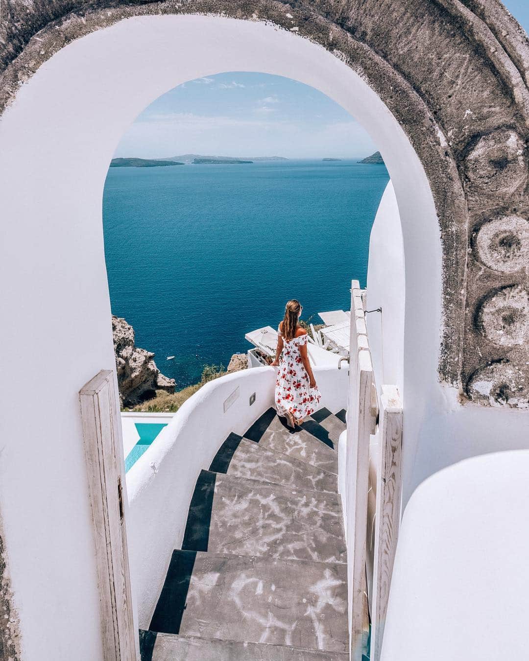 Izkizのインスタグラム：「I can’t get enough of that infinity blue view 💙」