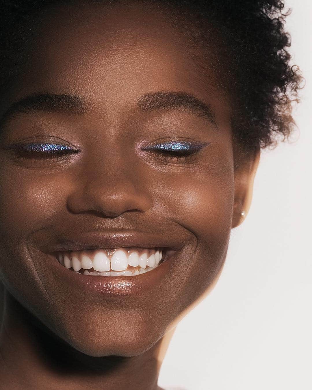 Smashboxのインスタグラム：「Make your night last longer when you start your evening look with our Original Photo Finish Smooth & Blur Primer. #BehindEveryGreatFace #SmashboxPrimer ⠀⠀⠀⠀⠀⠀⠀⠀⠀ Get @jadathehutt_’s look: ✨Photo Finish Original Primer ✨Studio Skin Foundation in 4.35 ✨Studio Skin Flawless 24 Hour Concealer in Medium Dark Warm Peach ✨24 Hour Eyeshadow Primer ✨Bold Glitter Covershot Palette ✨Gloss Angeles in Hustle & Glow」
