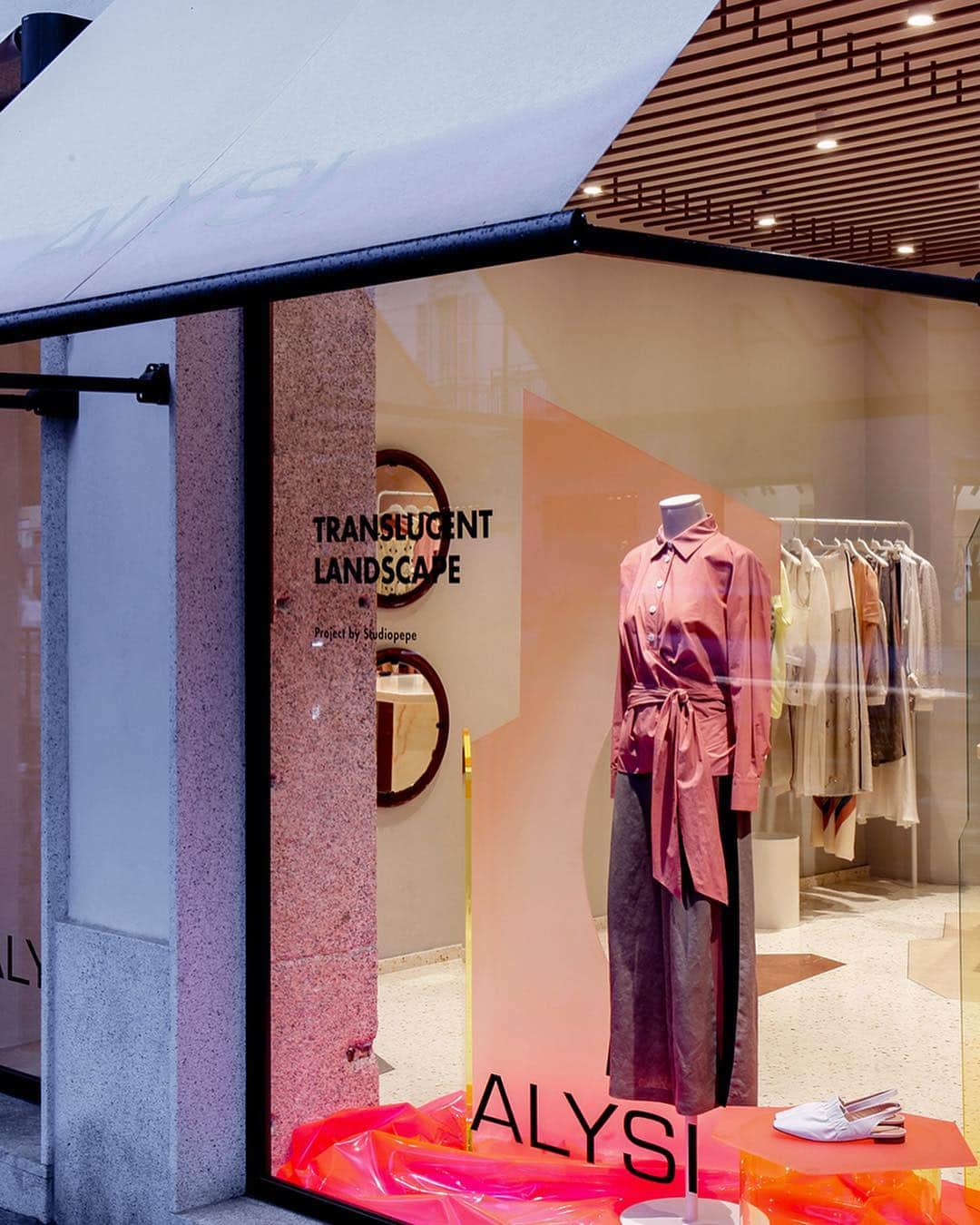 アリジさんのインスタグラム写真 - (アリジInstagram)「TRANSLUCENT LANDSCAPE  Milano Design Week window project by @studiopepe_official at ALYSI boutique in Brera 💞 Come to discover more at Via Ponte Vetero 6, Milan ✨✨✨ . Ph_ Anna Shisterova @anniurca 📸 . . #alysi #mdw2019 #breradesigndistrict #studiopepe #windowproject #translucent #landscape #designisintheair #milanodesignweek #pontevetero6」4月13日 4時06分 - alysiofficial