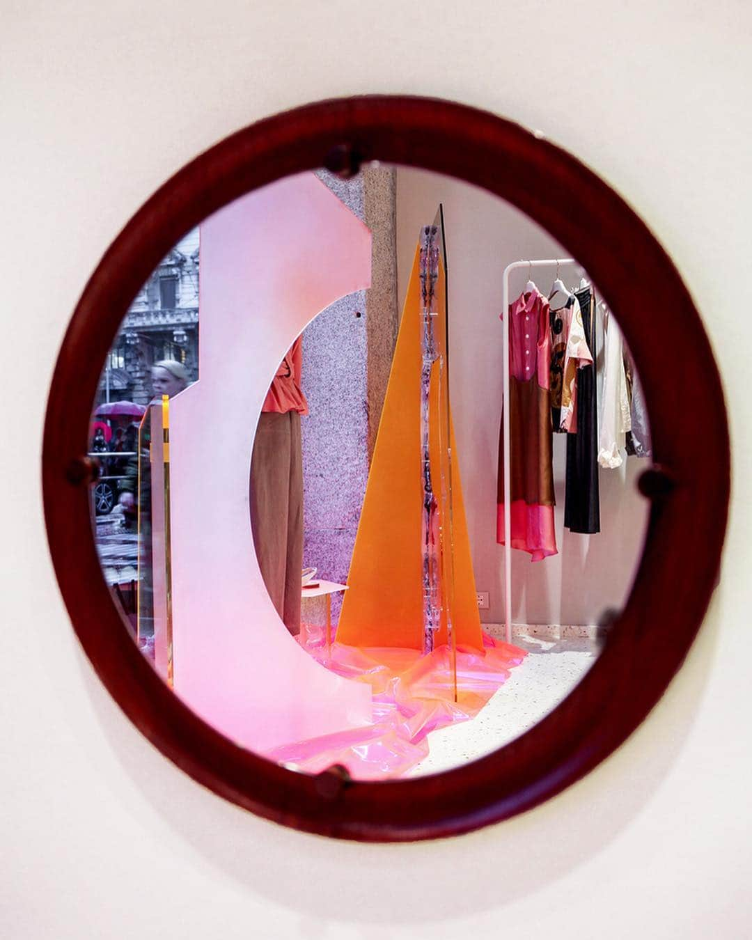 アリジさんのインスタグラム写真 - (アリジInstagram)「TRANSLUCENT LANDSCAPE  Milano Design Week window project by @studiopepe_official at ALYSI boutique in Brera 💞 Come to discover more at Via Ponte Vetero 6, Milan ✨✨✨ . Ph_ Anna Shisterova @anniurca 📸 . . #alysi #mdw2019 #breradesigndistrict #studiopepe #windowproject #translucent #landscape #designisintheair #milanodesignweek #pontevetero6」4月13日 4時06分 - alysiofficial