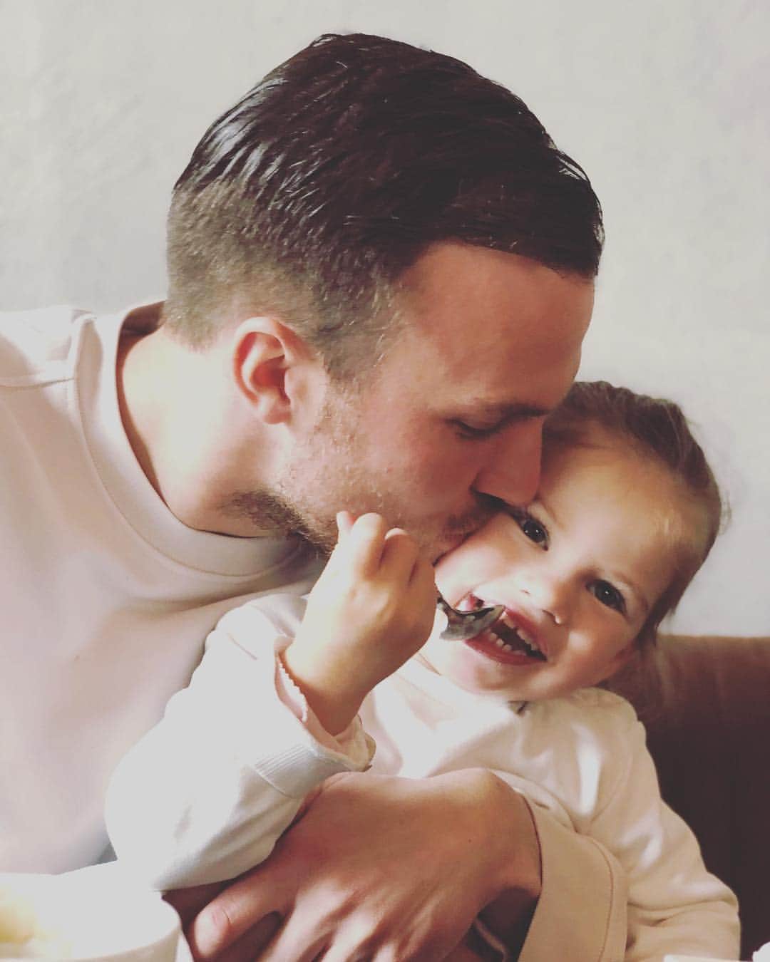 ケヴィン・グロスクロイツのインスタグラム：「Papa hat dich ganz doll lieb ❤️ Wir wünschen allen aus nah und fern ein schönes Wochenende 👌🏻💪🏻👊🏻」