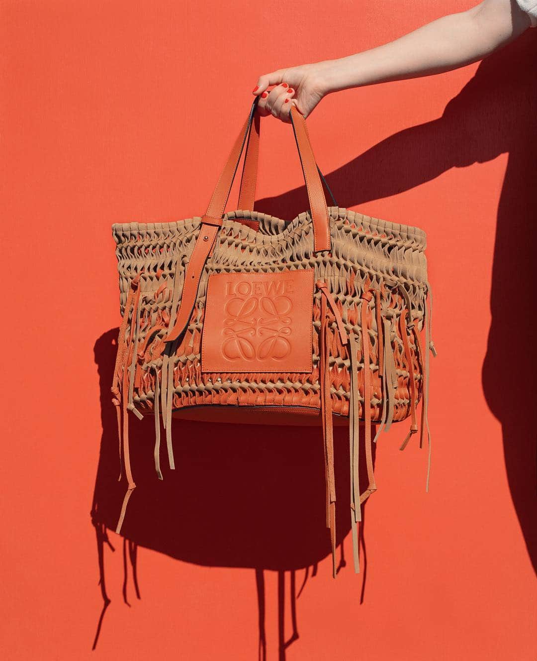 barneysnyofficialさんのインスタグラム写真 - (barneysnyofficialInstagram)「Planning a spring getaway? Be sure to bring this @loewe woven bag, the perfect carry all for your much needed getaway. Tap the tassels to shop this exclusive tote.  Photographed by: @clarazara」4月13日 4時19分 - barneysny