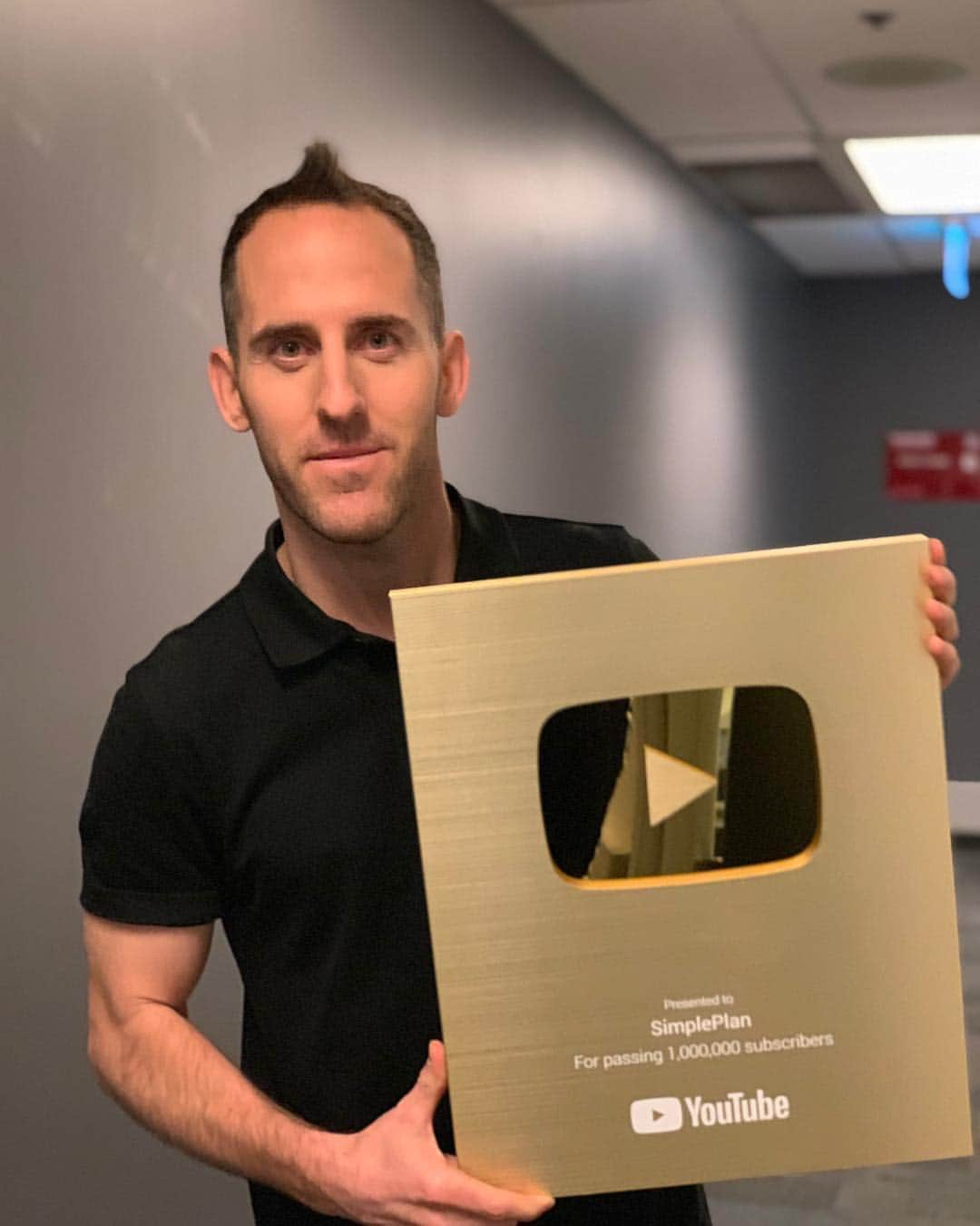 Simple Planさんのインスタグラム写真 - (Simple PlanInstagram)「Thank you @youtube for sending us this awesome gold play button plaque to commemorate the SP official YouTube account surpassing 1 MILLION subscribers! 🙌🏻🙌🏻🙌🏻🙏🏻🙏🏻🙏🏻 We owe this to all of you who support us, watch our videos and listen to our music! It means the world to us and we can’t wait to keep on sharing more videos with you! 🖤🖤🖤🤘🏻🤘🏻🤘🏻 If you haven’t subscribed yet, head over to YouTube.com/simpleplan and join us now! 😘😘😘」4月13日 4時17分 - simpleplan