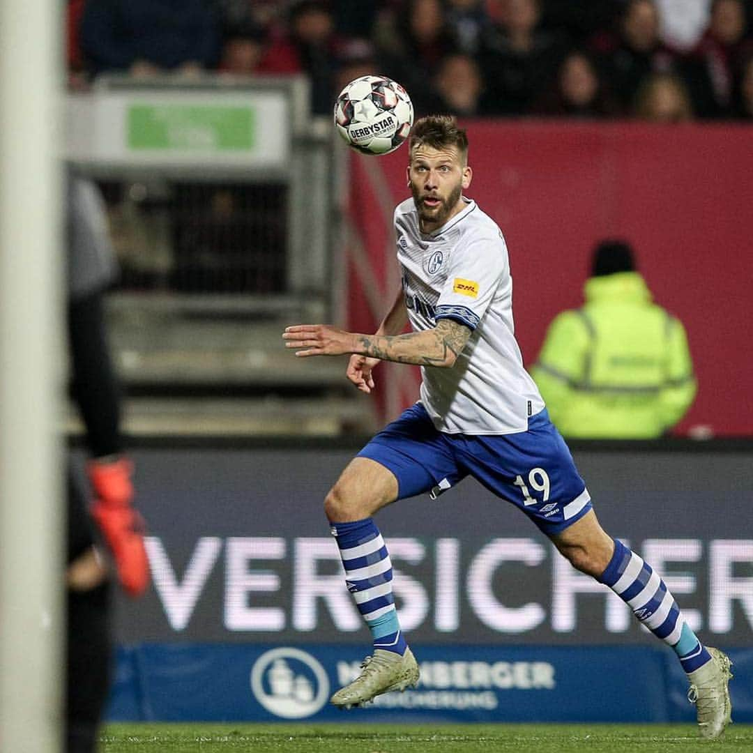 シャルケ04さんのインスタグラム写真 - (シャルケ04Instagram)「It‘s complicated 🤨 HT #FCNS04 0-0 . . #S04 #Schalke #Knappen #Königsblau #FCNS04 #Halftime #Futbol #Football #Soccer #Bundesliga #🔵⚪️」4月13日 4時21分 - s04