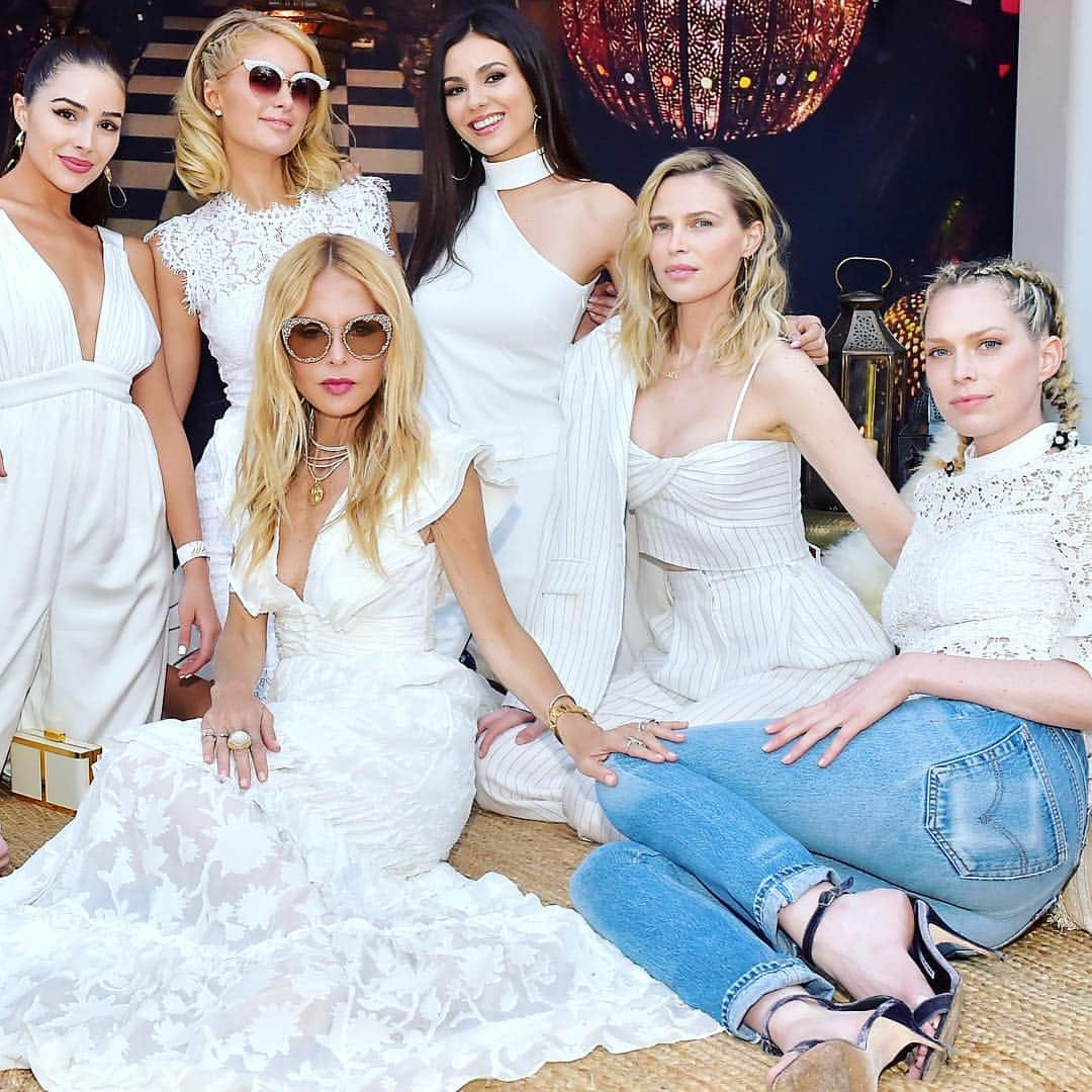 レイチェル・ゾーさんのインスタグラム写真 - (レイチェル・ゾーInstagram)「Lounging with these beauties all wearing @shoprachelzoe exactly 1 year ago today at the annual #ZOEasis #coachella #FBF 🌴☀️🥂 xoRZ」4月13日 4時22分 - rachelzoe