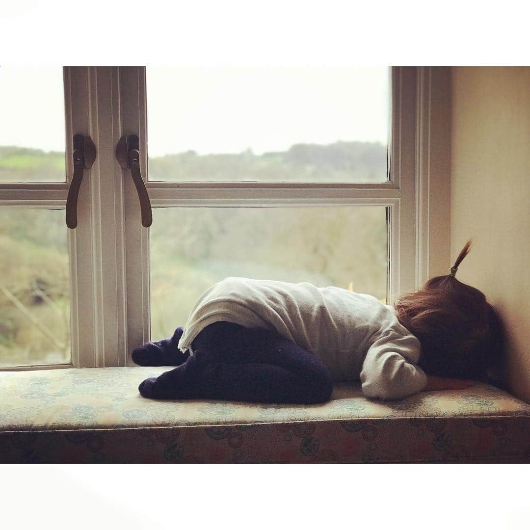 のインスタグラム：「Going ni night in the window ✨🥰 . . . . . #daughter #mygirl #toddler #18monthsold #sweetie #mamalife #motherhood #love #family #blessed #cute #night #view」