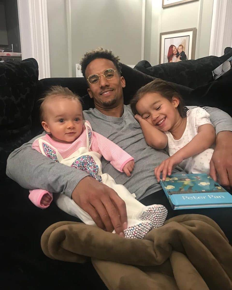 スコット・シンクレアのインスタグラム：「...Story time with my princesses♥️」