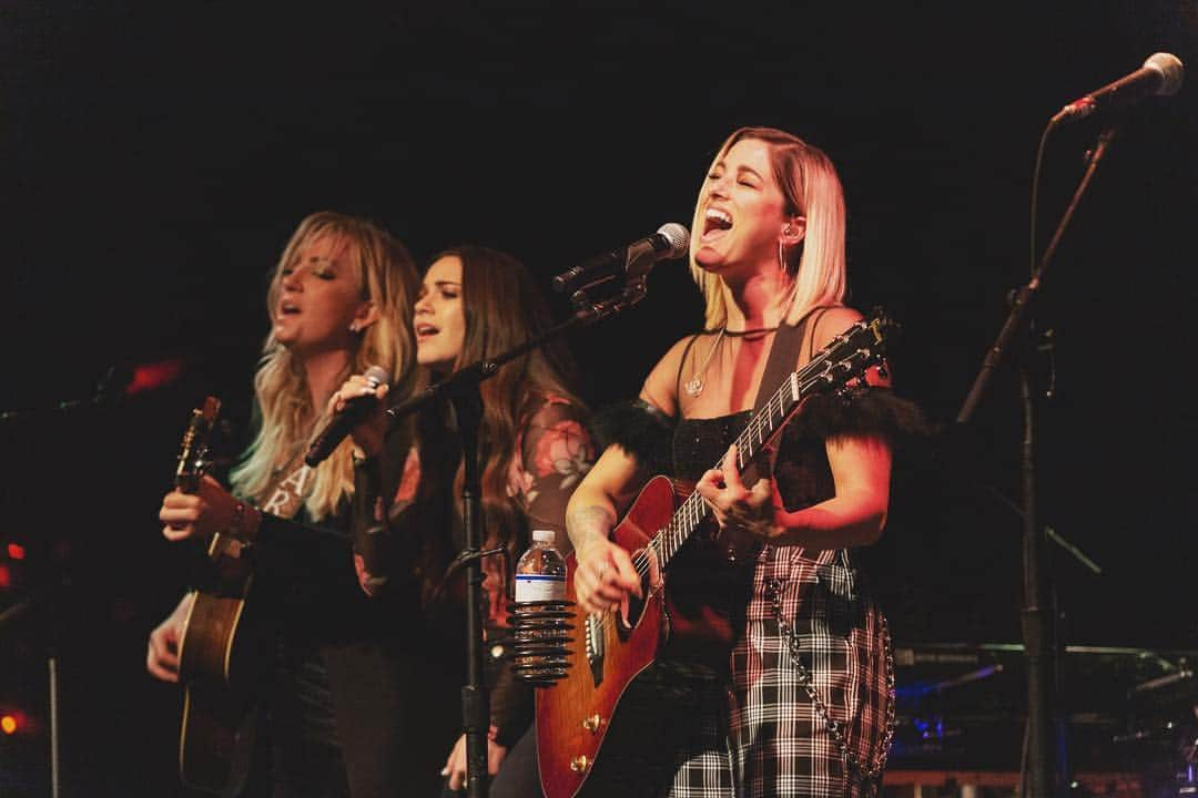 キャサディー・ポープさんのインスタグラム写真 - (キャサディー・ポープInstagram)「I get to sing with these babes every night and I’m LOVING IT. We’re busting out some @faithhill on the #cmtnextwomenofcountrytour 🙌」4月13日 4時36分 - cassadeepope