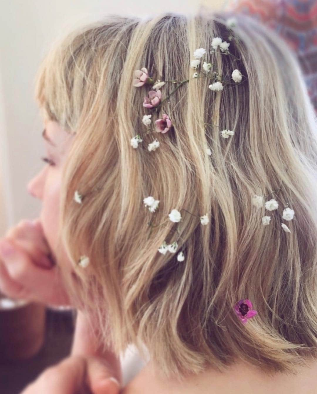 マラ・ロザックさんのインスタグラム写真 - (マラ・ロザックInstagram)「🌸Festival hair ideas coming your way! Who doesn’t want to look like they bathed in wild flowers? Just a few flower buds, wig glue and voilà🌸#festivalhair #coachellahair」4月13日 4時28分 - mararoszak