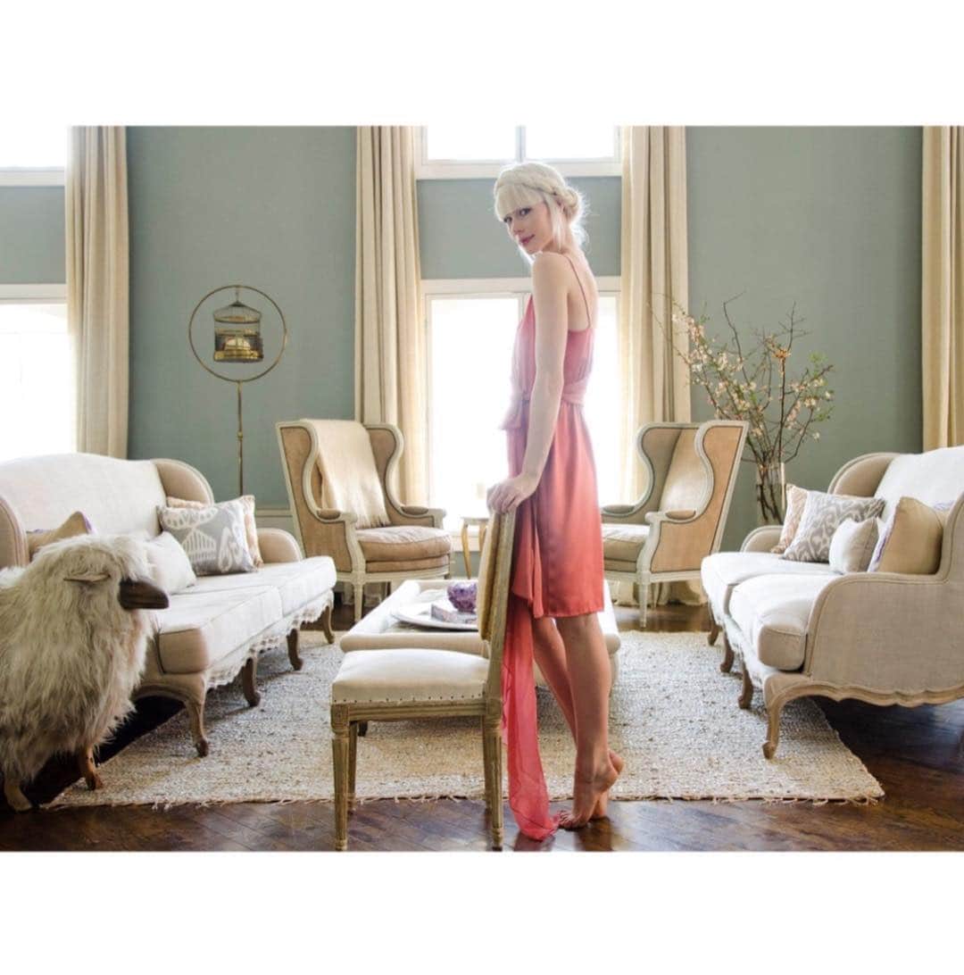 エリン フェザーストンのインスタグラム：「A flashback to me in my NYC apartment captured by @claiborneswansonfrank for @thelsd and @voguemagazine circa 2011.  I’ve spent the last many months (and my entire pregnancy) renovating this special place and I’m excited to show you all the final transformation very soon! Follow along in stories for BTS on the gut renovation!  #thefetherednest」