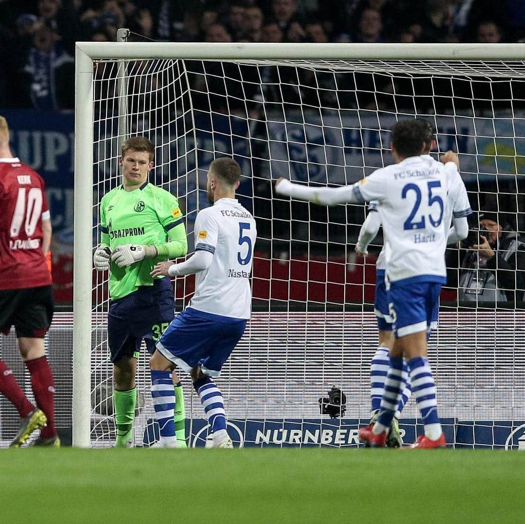 シャルケ04さんのインスタグラム写真 - (シャルケ04Instagram)「@alexandernuebel 🙌🏼🙌🏼🙌🏼 Swipe left! 🔵⚪️ . . #S04 #Knappen #Königsblau #Keeper #Penalty #Save #Goalie #Futbol #Football #Soccer #🔵⚪️」4月13日 4時29分 - s04