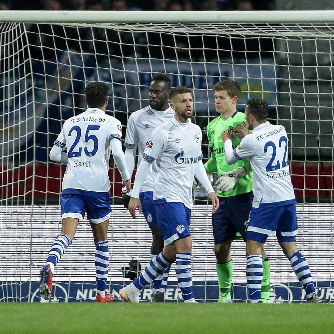 シャルケ04さんのインスタグラム写真 - (シャルケ04Instagram)「@alexandernuebel 🙌🏼🙌🏼🙌🏼 Swipe left! 🔵⚪️ . . #S04 #Knappen #Königsblau #Keeper #Penalty #Save #Goalie #Futbol #Football #Soccer #🔵⚪️」4月13日 4時29分 - s04