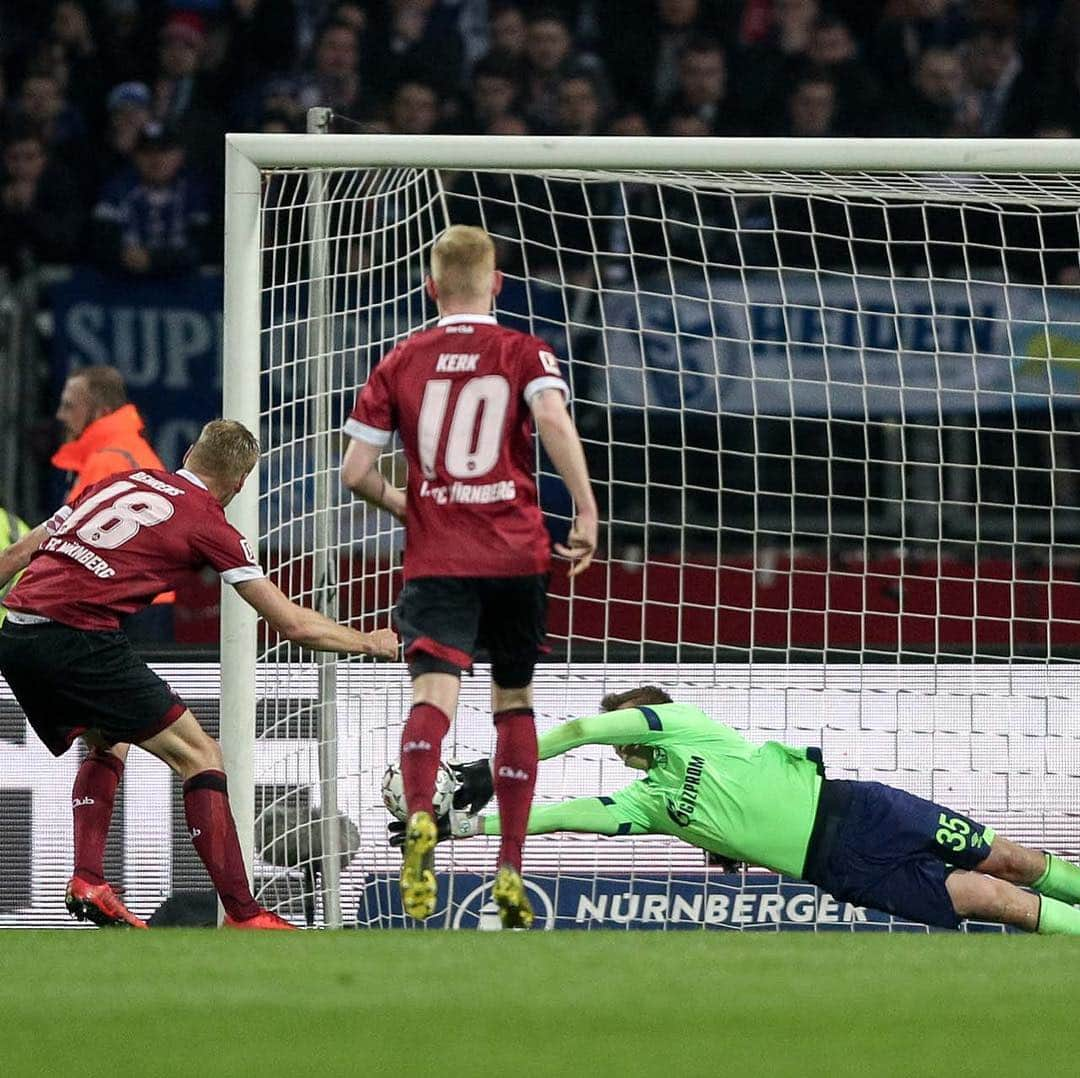 シャルケ04さんのインスタグラム写真 - (シャルケ04Instagram)「@alexandernuebel 🙌🏼🙌🏼🙌🏼 Swipe left! 🔵⚪️ . . #S04 #Knappen #Königsblau #Keeper #Penalty #Save #Goalie #Futbol #Football #Soccer #🔵⚪️」4月13日 4時29分 - s04