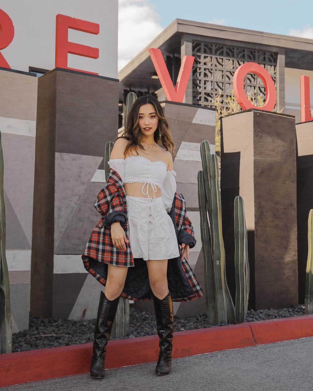 Jenn Imさんのインスタグラム写真 - (Jenn ImInstagram)「Click, click, click, and post 📸 Just checked into @revolve hotel for the weekend 🌵🌈 #ad  Top: @majorelle_collection  Skirt @tularosalabel  Boots: @schutz」4月13日 4時34分 - imjennim